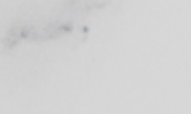 Dos labiales abiertos sobre superficie blanca, imagen ilustrativa sobre alternativas económicas a productos de belleza.