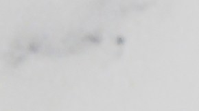 Dos labiales abiertos sobre superficie blanca, imagen ilustrativa sobre alternativas económicas a productos de belleza.