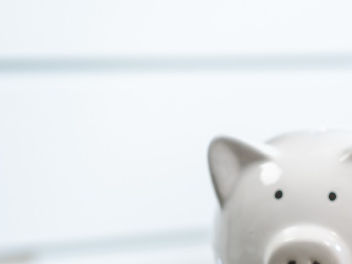 Anotar tus gastos y presupuestar las ofertas en tiendas te permitirá maximizar tus ahorros.