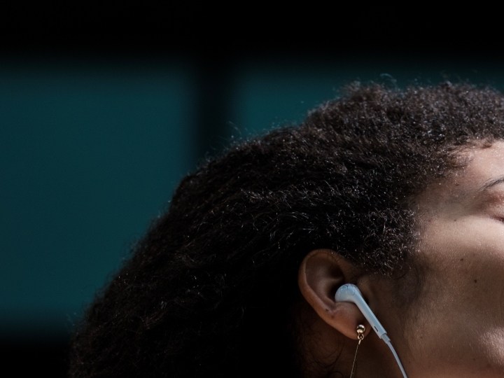 Auriculares con cable de regreso