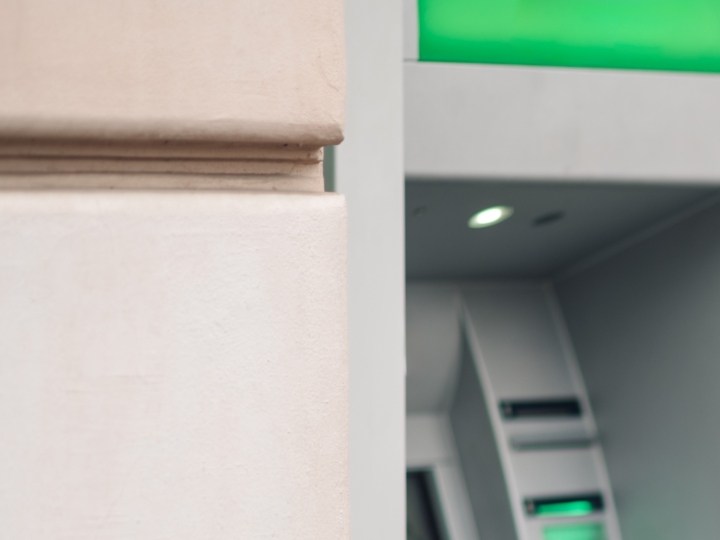 mujer en cajero automático