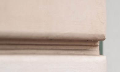 mujer en cajero automático