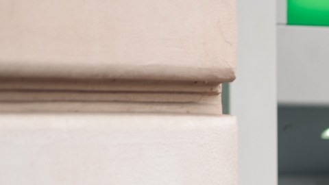 mujer en cajero automático