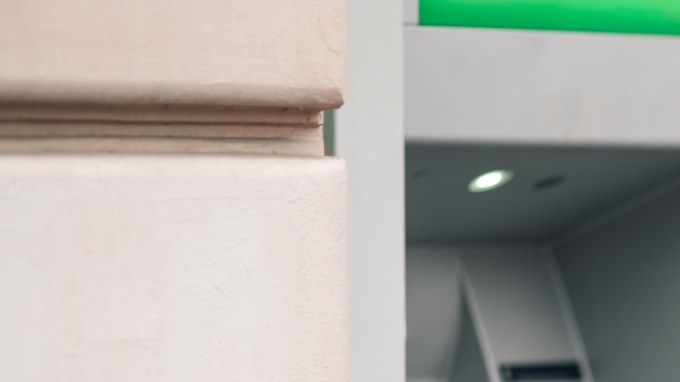 mujer en cajero automático