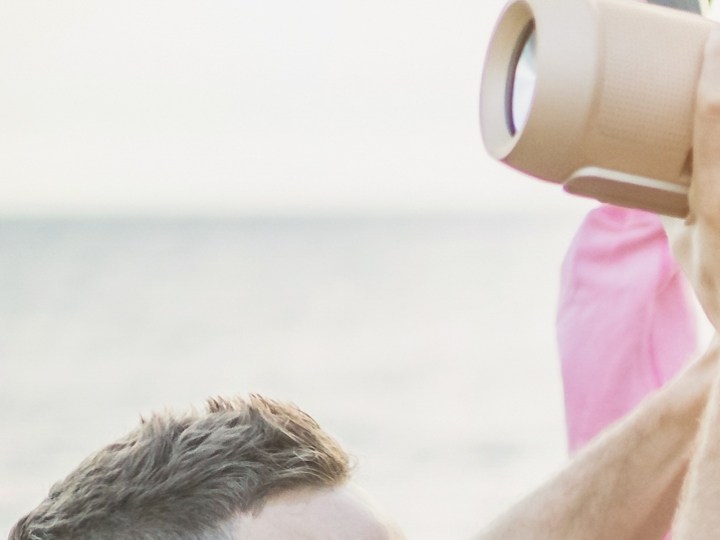 jóvenes escuchando música en verano